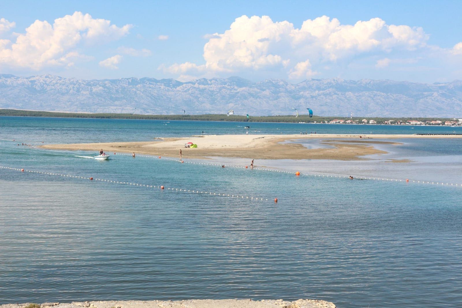 Sandy Queen’s Beach with the shallow lagoon at Nin
