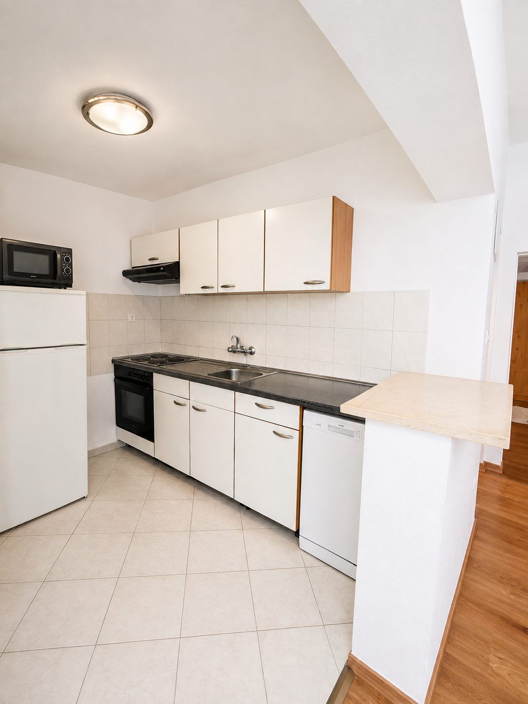 Kitchen with breakfast bar